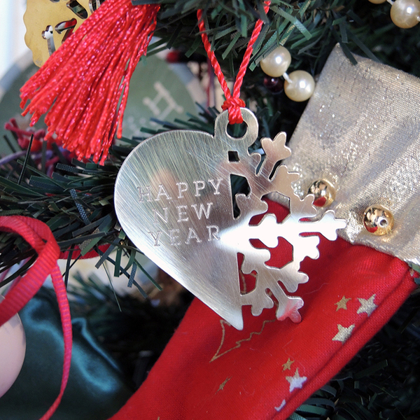 Γούρι από ορείχαλκο με κόκκινο φουντάκι - ορείχαλκος, καρδιά, φλουρί, με φούντες, χριστουγεννιάτικο, χιονονιφάδα - 4