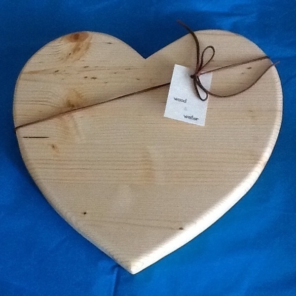 Ξύλινος δίσκος "αγάπη" , Wood and Water - handmade, ξύλο, ιδιαίτερο, καρδιά, κουζίνα, δίσκος, σπίτι, χειροποίητα - 2