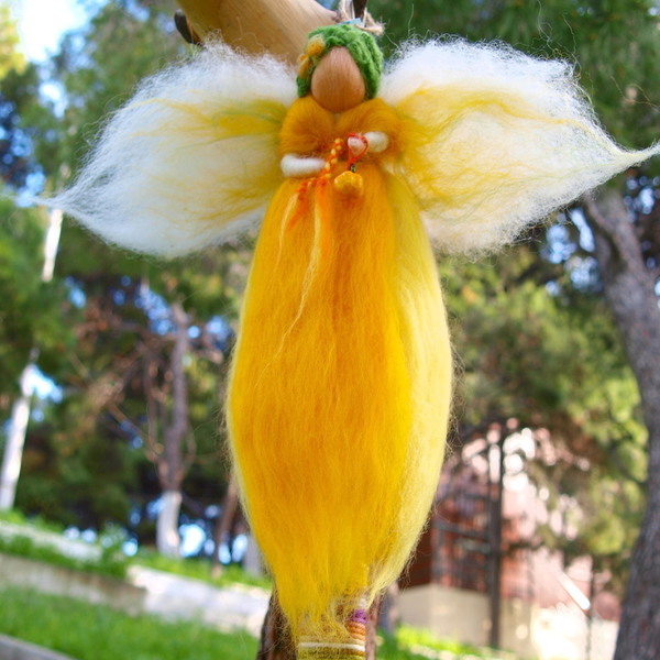 Η νεράιδα της κίτρινης Πιπεριάς - μαλλί, γυαλί, σύρμα, λαμπάδες - 2