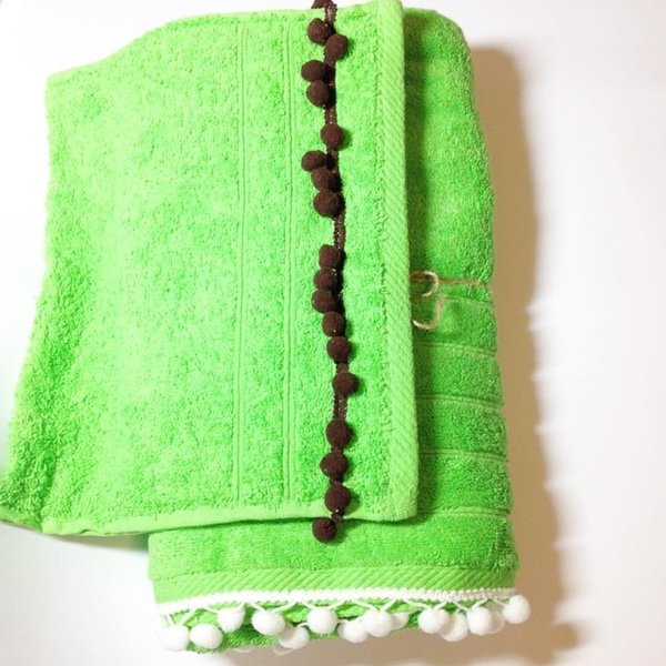 green towel - καλοκαίρι, πετσέτα, pom pom, set, παραλία, απαραίτητα καλοκαιρινά αξεσουάρ, σετ