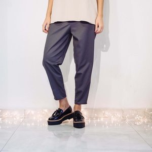 women's trousers // loose fit trousers // cropped pants // grey trousers // comfy pants