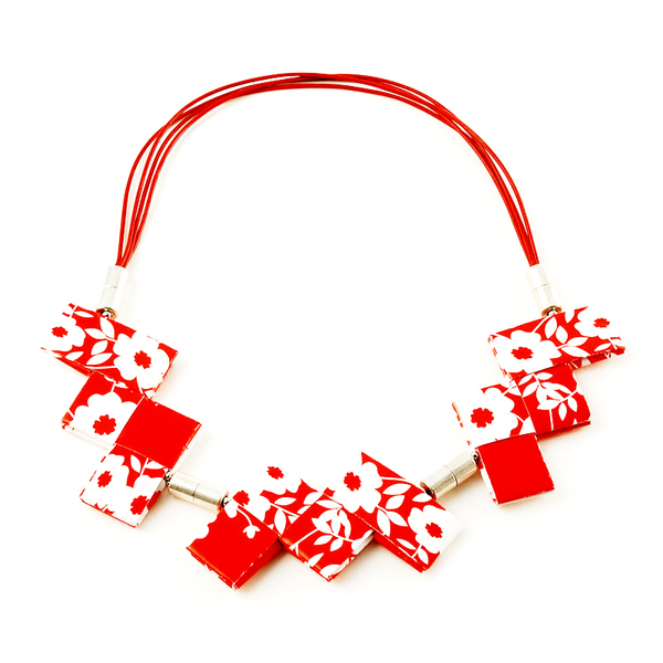 Κολιέ Τρίπτυχο κόκκινο με άσπρα άνθη - δέρμα, ανοιξιάτικο, χαρτί, χαρτί, κοντό, κοντά, κρεμαστά