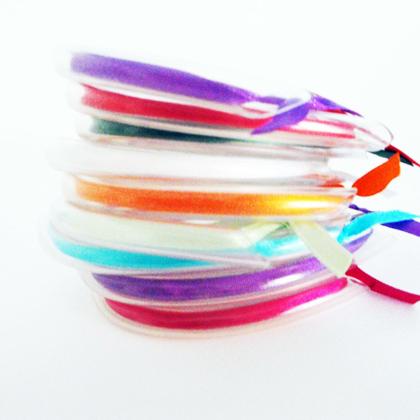 Πλαστικά βραχιόλια με χρωματιστές κορδέλες - κορδέλα, κορδέλα, handmade, πολύχρωμο, χρωματιστό, καλοκαιρινό, design, μοντέρνο, πλαστικό, δώρο, χειροποίητα - 2