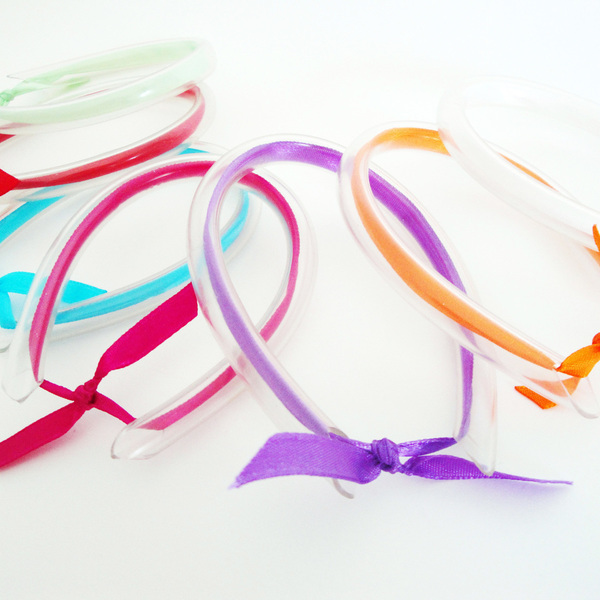 Πλαστικά βραχιόλια με χρωματιστές κορδέλες - κορδέλα, κορδέλα, handmade, πολύχρωμο, χρωματιστό, καλοκαιρινό, design, μοντέρνο, πλαστικό, δώρο, χειροποίητα