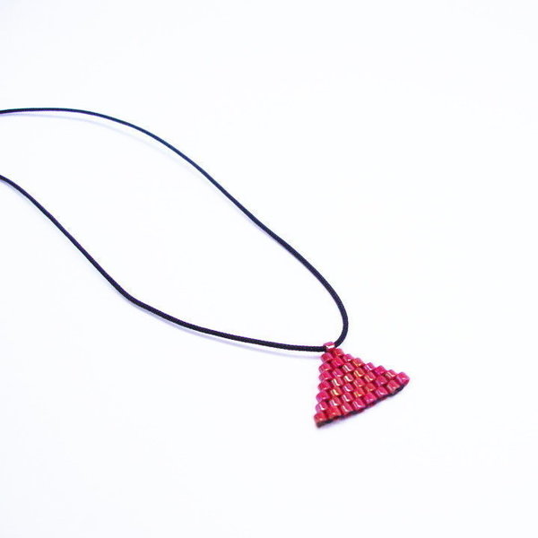Small triangle, διακριτικό κολιέ με τριγωνάκι - chic, handmade, μοναδικό, μοντέρνο, γυναικεία, δώρο, κορδόνια, γεωμετρικά σχέδια, χειροποίητα, χάντρες