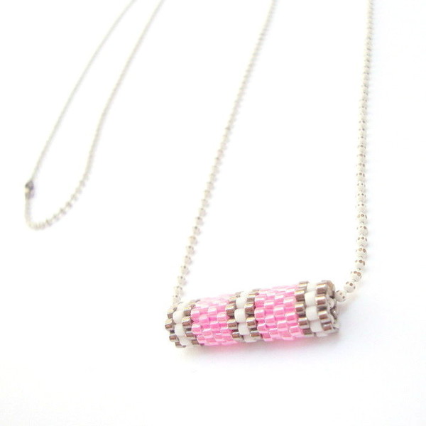 Pink tube necklace, διακριτικό κολιέ με στοιχείο ραμμένο με χάντρες - αλυσίδες, chic, handmade, μοναδικό, μοντέρνο, γυναικεία, δώρο, κορδόνια, χειροποίητα, χάντρες