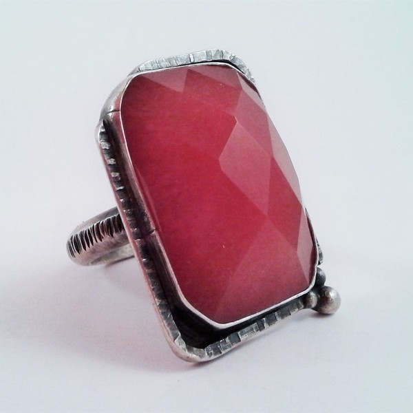 Red jade ring, χειροποίητο ασημένιο δαχτυλίδι (.925) με πολυεδρική ημιπολύτιμη πέτρα κόκκινου νεφρίτη - statement, ημιπολύτιμες πέτρες, chic, handmade, fashion, πέτρα, ασήμι 925, νεφρίτης, δαχτυλίδι, δαχτυλίδια, χειροποίητα, πέτρες