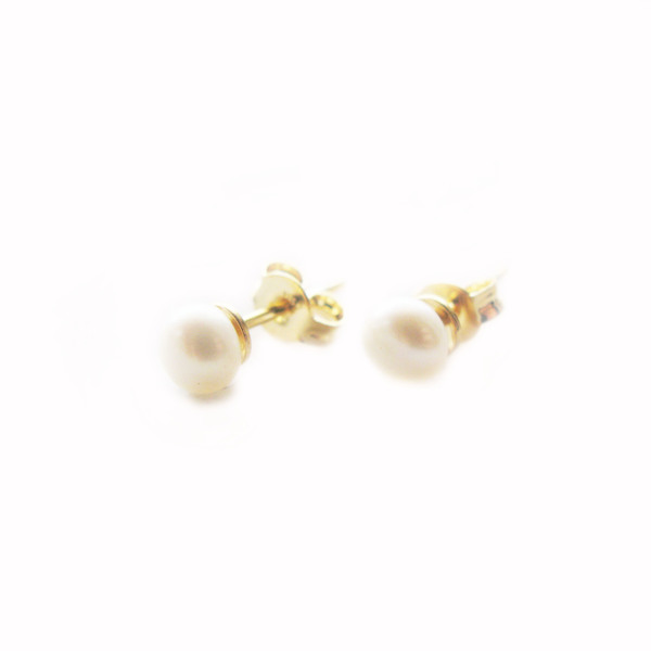 Σκουλαρίκια με μαργαριτάρι /Gold pearl stud earrings - ασήμι, chic, handmade, fashion, design, μαργαριτάρι, γυναικεία, επιχρυσωμένα, ασήμι 925, σκουλαρίκια, χειροποίητα