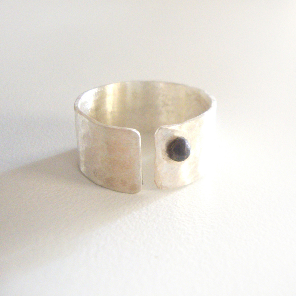 Ασημένιο δαχτυλίδι "Black Dot." - ασήμι 925, δαχτυλίδι, χειροποίητα, minimal, μεγάλα, αυξομειούμενα - 2