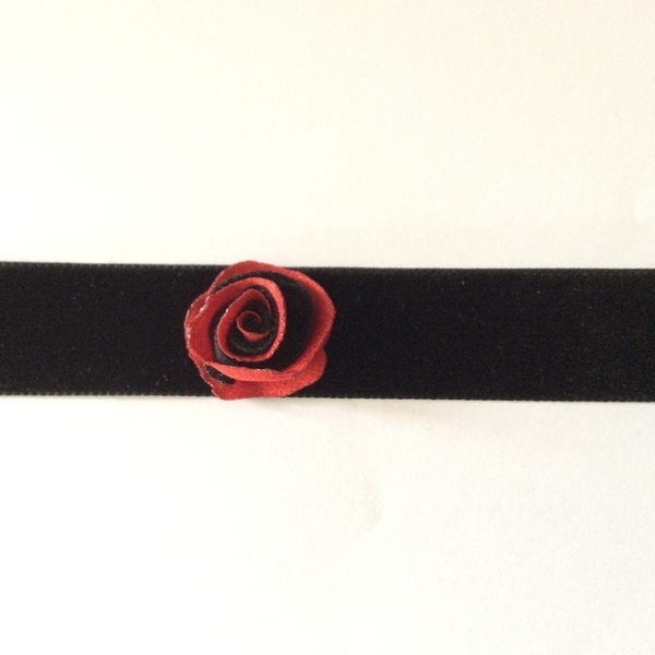 Μαύρο βελούδινο τσόκερ με κόκκινο λουλούδι~red flower~ - αλυσίδες, chic, handmade, βραδυνά, μοντέρνο, γυναικεία, sexy, χειμωνιάτικο, λουλούδια, τσόκερ, βελούδο, κολιέ, χειροποίητα, elegant, romantic, must αξεσουάρ, must - 2
