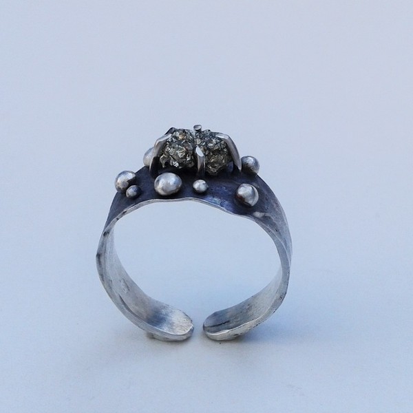 Dramatic ring - Χειροποίητο ασημένιο (.925) δαχτυλίδι με ακατέργαστο πυρίτη - ημιπολύτιμες πέτρες, chic, handmade, ασήμι 925, χειροποίητα, rock