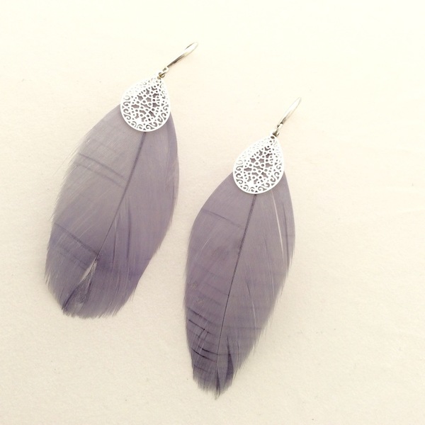 Σκουλαρίκια με στρογγυλό φιλιγκρί & φτερό - Earings with round filigree & feather - μοντέρνο, γυναικεία, ορείχαλκος, φτερό, σκουλαρίκια, χειροποίητα, boho, κρεμαστά