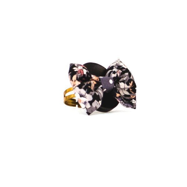 Black Lily Button Ring - statement, ύφασμα, φιόγκος, vintage, πουά, μέταλλο, δαχτυλίδι, χειροποίητα, κουμπί, φλοράλ, romantic, στυλ φιόγκος, αυξομειούμενα, φθηνά