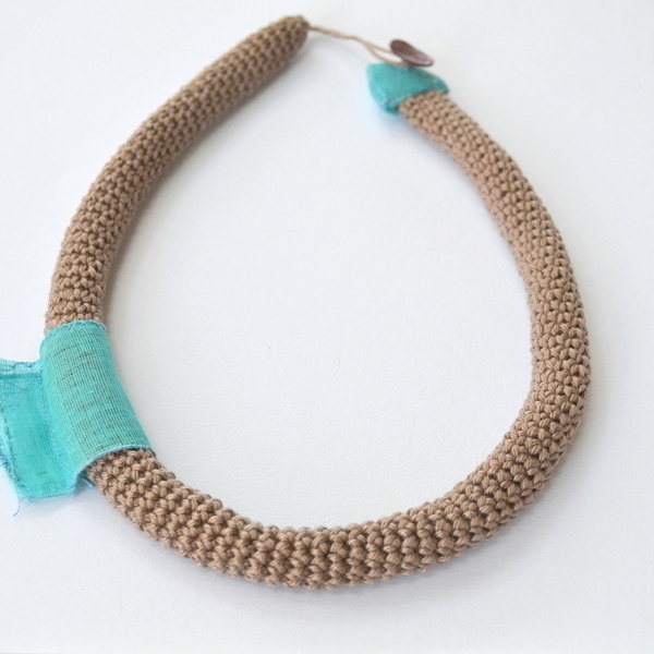 Modern geometric crochet necklace - ύφασμα, βαμβάκι, φίλντισι, μοντέρνο, πλεκτό, crochet, πρωτότυπο, κολιέ, γεωμετρικά σχέδια, κουμπί, all day - 2