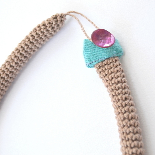 Modern geometric crochet necklace - ύφασμα, βαμβάκι, φίλντισι, μοντέρνο, πλεκτό, crochet, πρωτότυπο, κολιέ, γεωμετρικά σχέδια, κουμπί, all day - 3