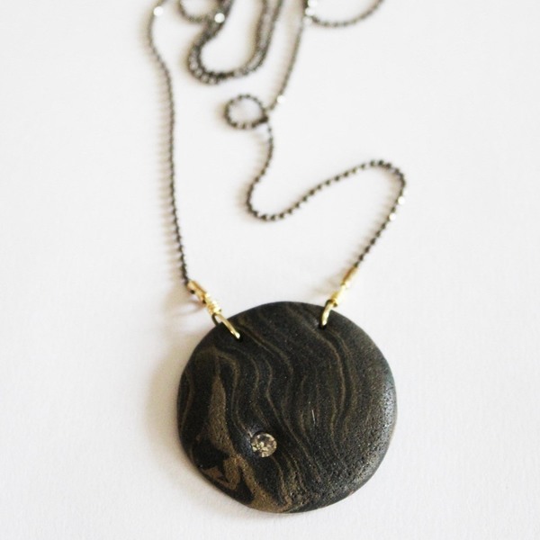Μαύρη "Πέτρα" από πηλό και Swarovski - αλυσίδες, αλυσίδες, chic, στρας, handmade, design, ιδιαίτερο, μοναδικό, μοντέρνο, ορείχαλκος, κύκλος, πηλός, πρωτότυπο, κολιέ, χειροποίητα, minimal, μπρούντζος
