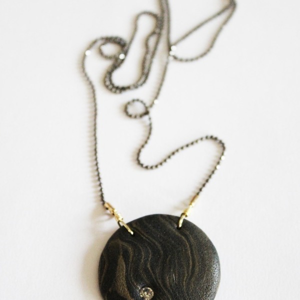 Μαύρη "Πέτρα" από πηλό και Swarovski - αλυσίδες, αλυσίδες, chic, στρας, handmade, design, ιδιαίτερο, μοναδικό, μοντέρνο, ορείχαλκος, κύκλος, πηλός, πρωτότυπο, κολιέ, χειροποίητα, minimal, μπρούντζος - 2