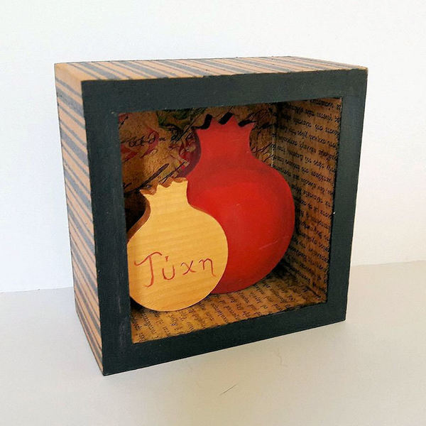 Γούρι κουτάκι με δυο ρόδια . - ριγέ, διακοσμητικό, ξύλο, charms, ζωγραφισμένα στο χέρι, γούρι, χαρτί, δώρο, αγάπη, ακρυλικό, χειροποίητα, είδη διακόσμησης, είδη δώρου, χριστουγεννιάτικο, ρόδι - 2