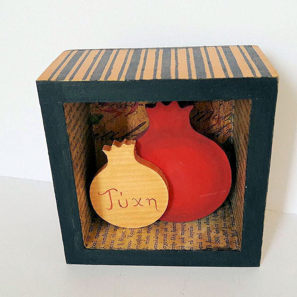 Γούρι κουτάκι με δυο ρόδια . - ριγέ, διακοσμητικό, ξύλο, charms, ζωγραφισμένα στο χέρι, γούρι, χαρτί, δώρο, αγάπη, ακρυλικό, χειροποίητα, είδη διακόσμησης, είδη δώρου, χριστουγεννιάτικο, ρόδι - 3
