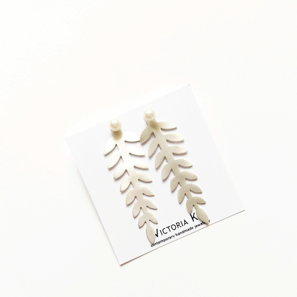 Long Leaf series, Ασημένια χειροποίητα σκουλαρίκια σε σχήμα φύλλου, μακρυά σκουλαρίκια - chic, handmade, μοναδικό, μοντέρνο, ασήμι 925, επάργυρα, χειροποίητα, χειροποίητα σκουλαρίκια με πέρλε, minimal, κομψά