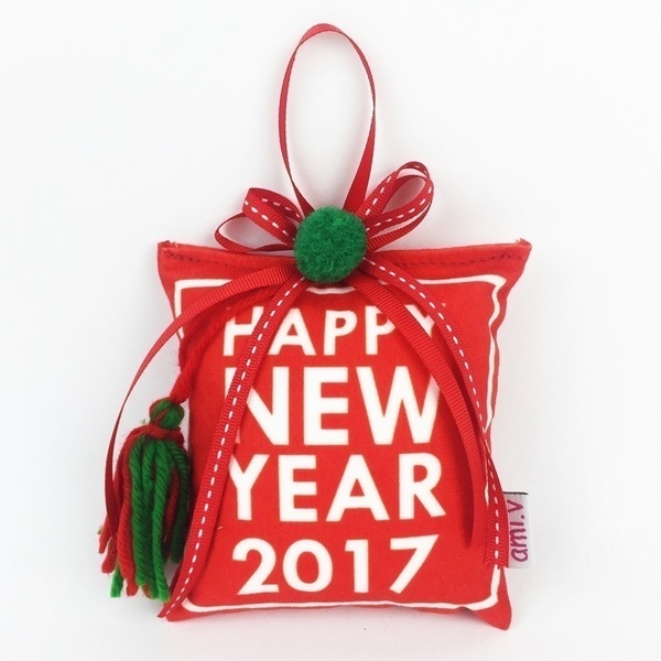 Γούρι μαξιλαράκι - Happy New Year 2017 - ύφασμα, κορδέλα, διακοσμητικό, γούρι, δώρο, pom pom, χειροποίητα, χριστουγεννιάτικο, μαξιλάρια
