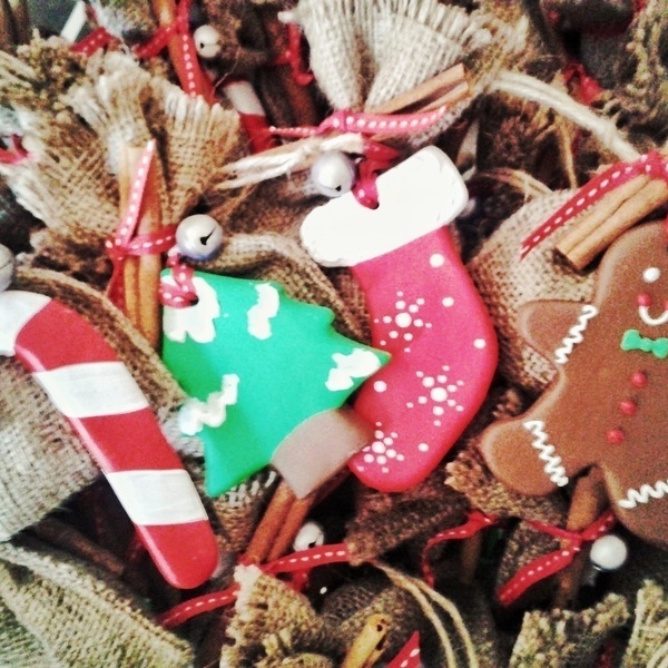 Κεραμικό στολίδι μπαστούνι/ μπομπονιέρα Χριστουγέννων - κορδέλα, μοναδικό, γούρι, πουγκί, μπομπονιέρα, ακρυλικό, πηλός, χειροποίητα, στολίδι, δωράκι, χριστουγεννιάτικο, κρεμαστά, στολίδια - 3