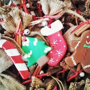 Κεραμικό στολίδι μπότα/ μπομπονιέρα Χριστουγέννων - κορδέλα, μοναδικό, γούρι, μπομπονιέρα, ακρυλικό, πηλός, χειροποίητα, στολίδι, δωράκι, χριστουγεννιάτικο, κρεμαστά, στολίδια - 2