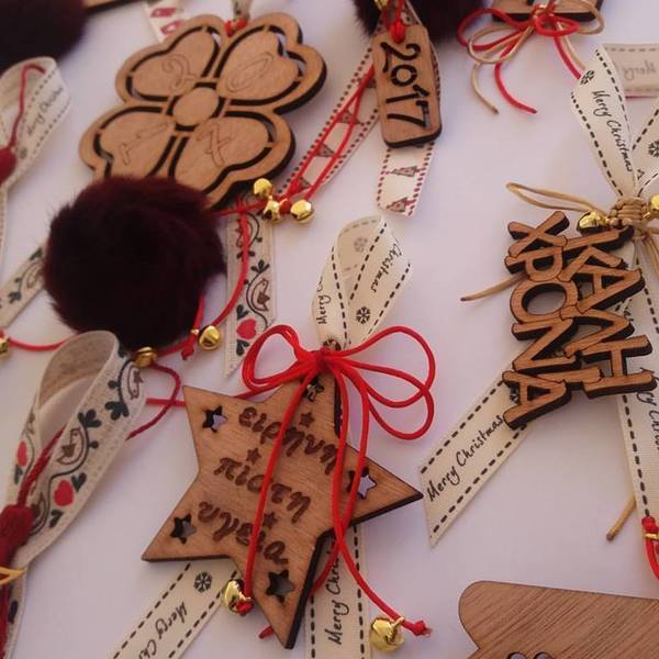 Γούρι 2017 ξύλινο τετράφυλλο τριφύλλι με χριστουγεννιάτικη κορδέλα - φουντάκι και χρυσά κουδουνάκια - διακοσμητικό, ξύλο, μοναδικό, γούρι, επιτοίχιο, δώρο, δώρα, χριστουγεννιάτικο, βαμβακερές κορδέλες, κρεμαστά - 3