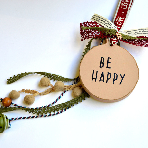 Lucky Charm BE HAPPY - ξύλο, vintage, charms, γούρι, χειροποίητα, χαρούμενο, δωράκι, ξύλινο, βαμβακερές κορδέλες