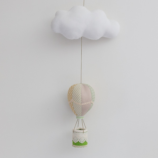 Κρεμαστό αερόστατο με συννεφάκι με ραμμένο το όνομα του παιδιού σε αποχρώσεις πράσινου, λαδί και καφέ - ύφασμα, βαμβάκι, διακοσμητικό, τσόχα, δώρο, customized, decor, όνομα - μονόγραμμα, αερόστατο, δώρα για βάπτιση, δωμάτιο, συννεφάκι, personalised, μόμπιλε, για παιδιά