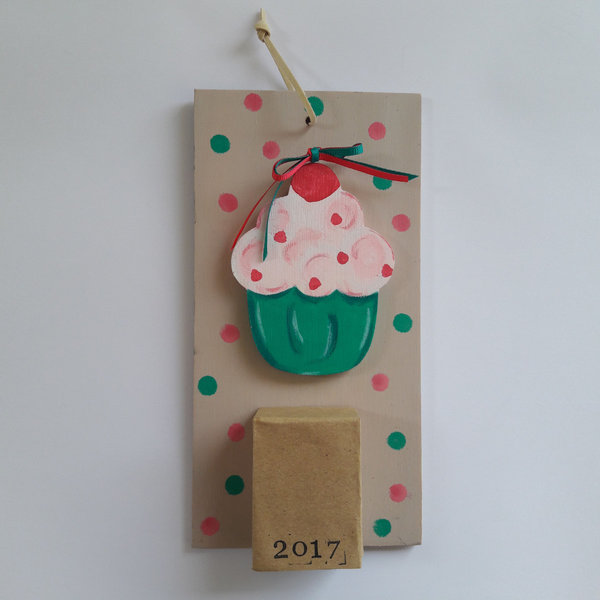 Ημερολόγιο τοίχου με cupcake. - κορδέλα, handmade, διακοσμητικό, ξύλο, μοναδικό, επιτοίχιο, πουά, δώρο, αγάπη, τοίχου, ημερολόγια, πρωτότυπο, χειροποίητα, χριστουγεννιάτικο