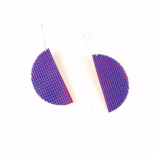 "Pop blue and red" σκουλαρίκια κρεμαστά σε σχήμα μισοφέγγαρο - γυναικεία, πλαστικό, μέταλλο, σκουλαρίκια, χειροποίητα