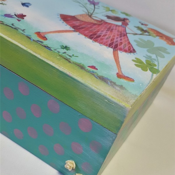 Ξύλινο κουτί με παιδική παράσταση. - handmade, διακοσμητικό, ξύλο, κορίτσι, ντεκουπάζ, κουτί, χειροποίητα - 4