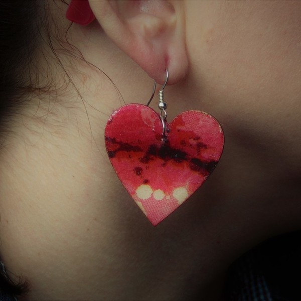 Σκουλαρίκια ξύλινα ''Κόκκινες καρδιές'' - handmade, ξύλο, γυαλί, γυναικεία, καρδιά, κορίτσι, σκουλαρίκια, χειροποίητα, romantic, σε αγαπώ, ερωτευμένοι - 3