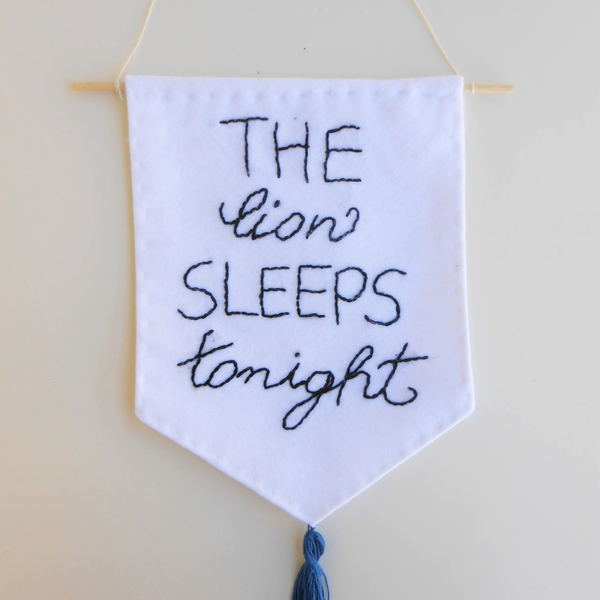 Banner διακοσμητικο The lion sleeps tonight - κεντητά, διακοσμητικό, κορίτσι, αγόρι, τσόχα, decor, τοίχου, κορδόνια, βρεφικά, κρεμαστά
