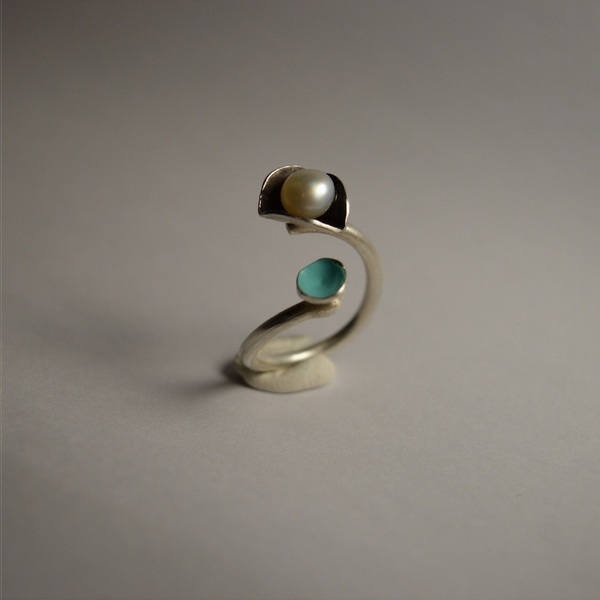 Χειροποίητο ασημένιο δαχτυλίδι με μαργαριτάρι και γαλάζιο σμάλτο - μοντέρνο, μαργαριτάρι, μαργαριτάρι, ασήμι 925, ακρυλικό, δαχτυλίδι, χειροποίητα, minimal, ασημένια, μικρά, αυξομειούμενα - 2