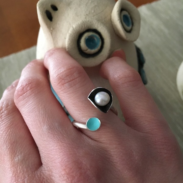 Χειροποίητο ασημένιο δαχτυλίδι με μαργαριτάρι και γαλάζιο σμάλτο - μοντέρνο, μαργαριτάρι, μαργαριτάρι, ασήμι 925, ακρυλικό, δαχτυλίδι, χειροποίητα, minimal, ασημένια, μικρά, αυξομειούμενα - 4