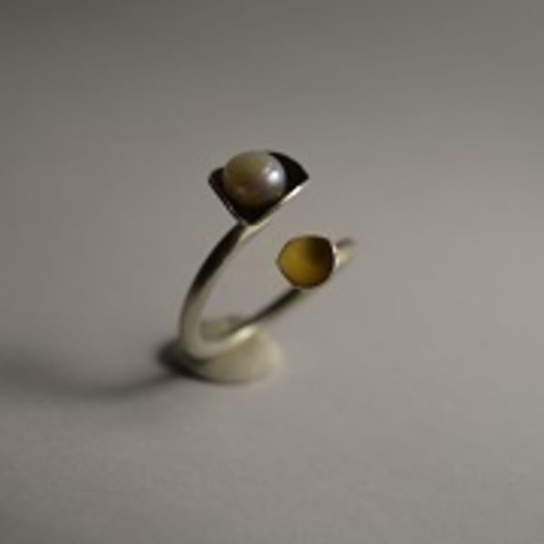 Χειροποίητο ασημένιο δαχτυλίδι με μαργαριτάρι και κίτρινο σμάλτο - μοντέρνο, μαργαριτάρι, μαργαριτάρι, ασήμι 925, ακρυλικό, δαχτυλίδι, χειροποίητα, minimal, ασημένια, μικρά, αυξομειούμενα - 2