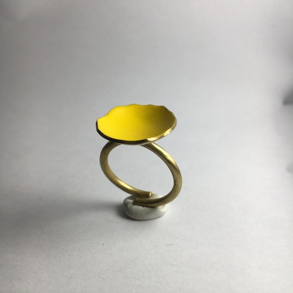 Δαχτυλίδι χειροποίητο ορειχάλκινο με κίτρινο σμάλτο - μονόχρωμες, μοντέρνο, ορείχαλκος, ακρυλικό, δαχτυλίδι, χειροποίητα