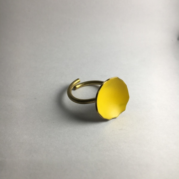 Δαχτυλίδι χειροποίητο ορειχάλκινο με κίτρινο σμάλτο - μονόχρωμες, μοντέρνο, ορείχαλκος, ακρυλικό, δαχτυλίδι, χειροποίητα - 2