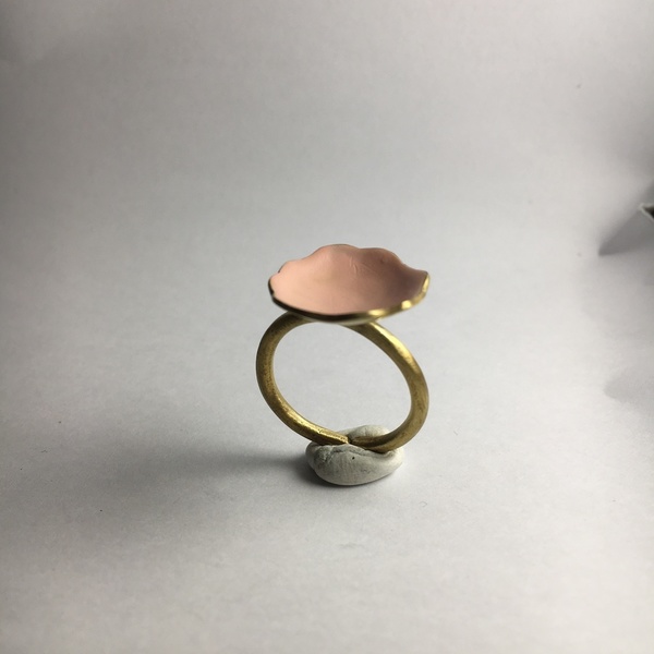 Δαχτυλίδι χειροποίητο ορειχάλκινο με ροζ σμάλτο - μονόχρωμες, μοντέρνο, ορείχαλκος, ακρυλικό, δαχτυλίδι, χειροποίητα