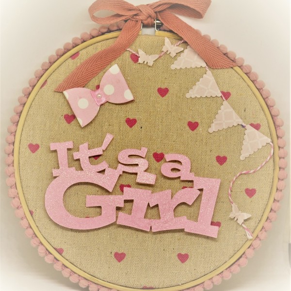 Διακοσμητικό Τελαράκι "It's a Girl!" + δώρο καρτούλα - ύφασμα, διακοσμητικό, ξύλο, καρδιά, κορίτσι, χαρτί, όνομα - μονόγραμμα, κορδόνια, χειροποίητα, κρεμαστά, πέρλες