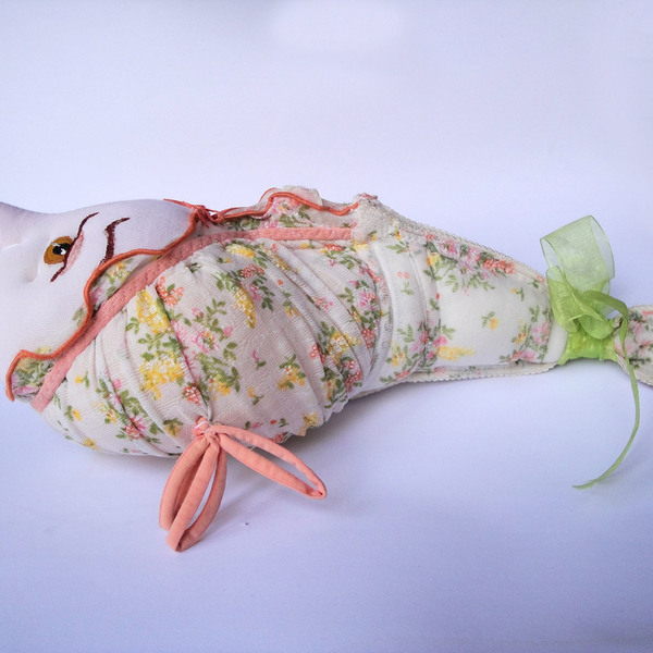 Χειροποίητο διακοσμητικό ψαράκι - ύφασμα, κορδέλα, handmade, ψάρι, λουλούδια, χειροποίητα, romantic, λούτρινο - 3