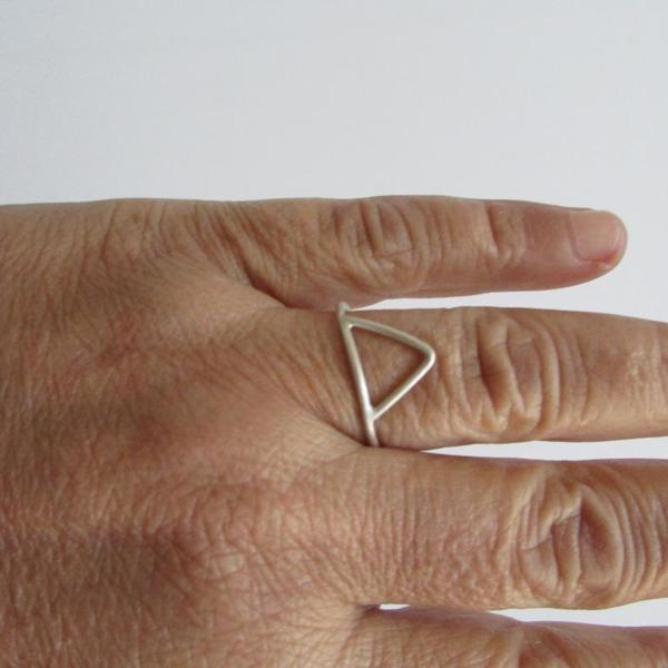 Ασημένιο δαχτυλίδι, τρίγωνο - ασήμι 925, δαχτυλίδι, γεωμετρικά σχέδια, καθημερινό, minimal, ασημένια, μικρά, δώρα για γυναίκες - 4