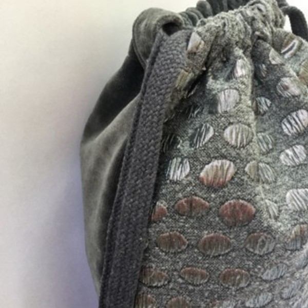 Backpack γκρί με ασημί πουά - μαλλί, ύφασμα, fashion, στυλ, σακίδια πλάτης, τσάντα, βελούδο, κορδόνια, elegant - 2