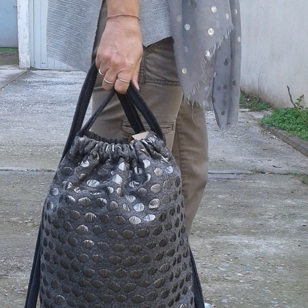 Backpack γκρί με ασημί πουά - μαλλί, ύφασμα, fashion, στυλ, σακίδια πλάτης, τσάντα, βελούδο, κορδόνια, elegant - 4