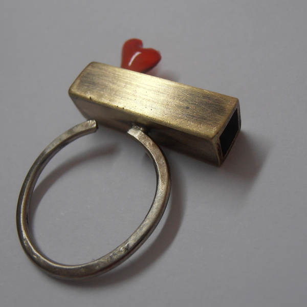 Ιδιαίτερο χειροποίητο δαχτυλίδι με κόκκινη καρδιά. - statement, ιδιαίτερο, μοναδικό, ορείχαλκος, αλπακάς, καρδιά, minimal, μεγάλα, αυξομειούμενα