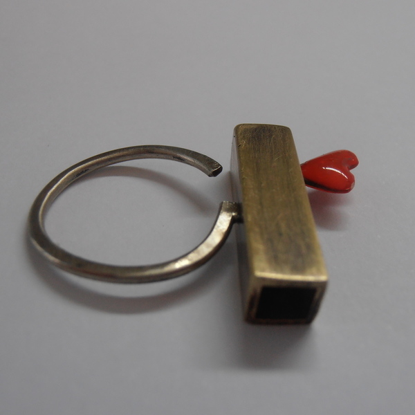 Ιδιαίτερο χειροποίητο δαχτυλίδι με κόκκινη καρδιά. - statement, ιδιαίτερο, μοναδικό, ορείχαλκος, αλπακάς, καρδιά, minimal, μεγάλα, αυξομειούμενα - 2