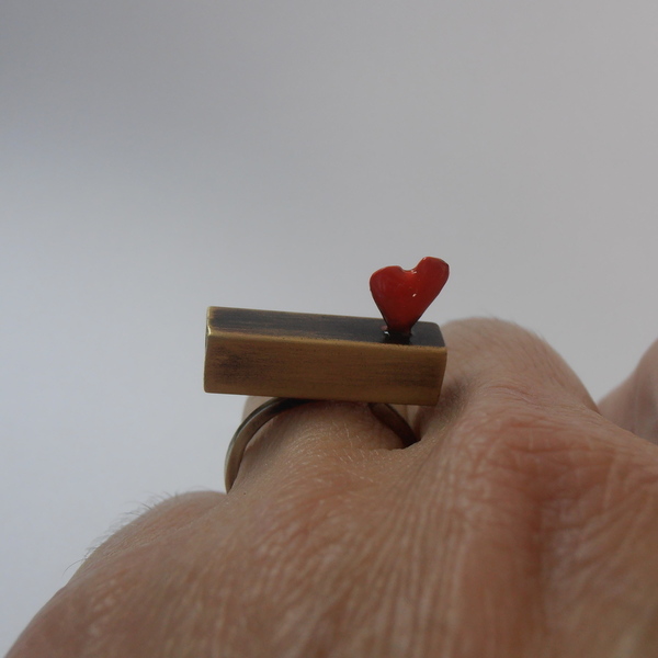 Ιδιαίτερο χειροποίητο δαχτυλίδι με κόκκινη καρδιά. - statement, ιδιαίτερο, μοναδικό, ορείχαλκος, αλπακάς, καρδιά, minimal, μεγάλα, αυξομειούμενα - 4