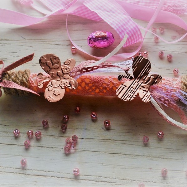 Λαμπάδα "Ροζ πεταλουδάκια" + δώρο ευχητήρια Πασχαλιάτικη κάρτα - δαντέλα, κορίτσι, λαμπάδες, μέταλλο, χειροποίητα, πεταλούδα, νονά, κερί